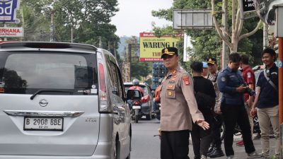 Antisipasi Kepadatan di Jalur Lembang,  Kapolres Cimahi Pimpin Langsung Pengaturan Lalu Lintas Kendaraan