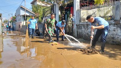 Kampung Ciharum Diterjang Banjir Terparah Sejak 2010, Personel Lanud Sulaiman Terjun Langsung Bantu Warga Terdampak