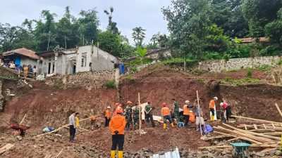 Inalillahi, Empat Pekerja Tewas Tertimbun Longsor Saat Pembangunan Mini Soccer di Cisempur Jatinangor, Sumedang
